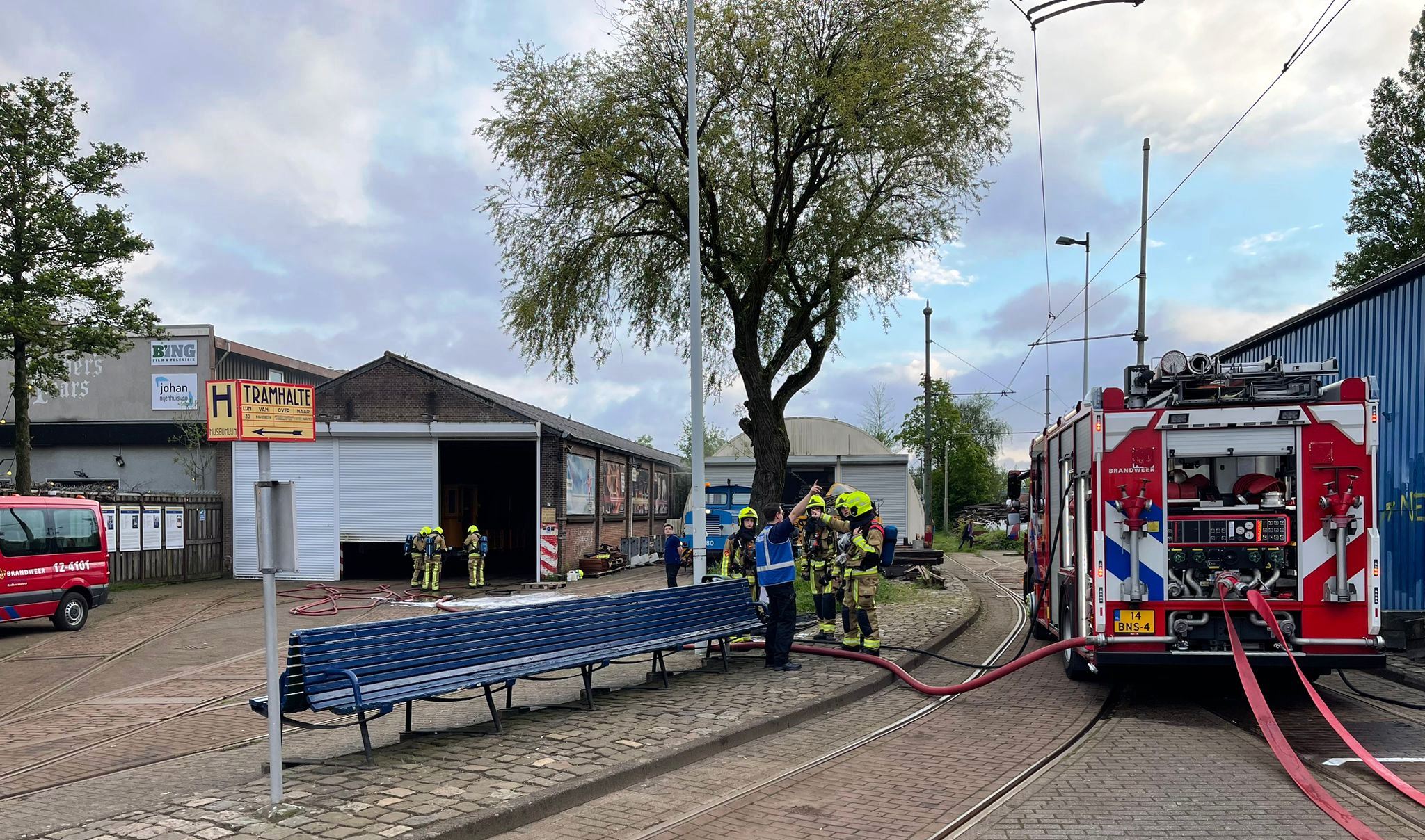 Brandweer oefent op remiseterrein