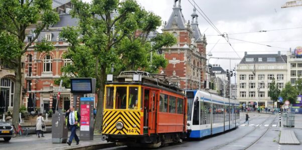 Museumtramlijn sleept gestrande trams weg