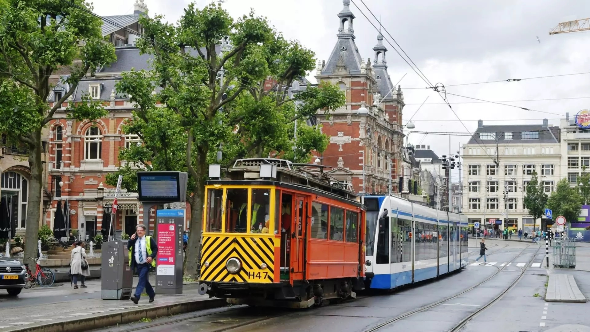 H47 sleept Combino op Leidseplein