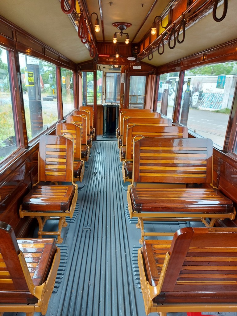 interieur GVB 307 met houten bankjes