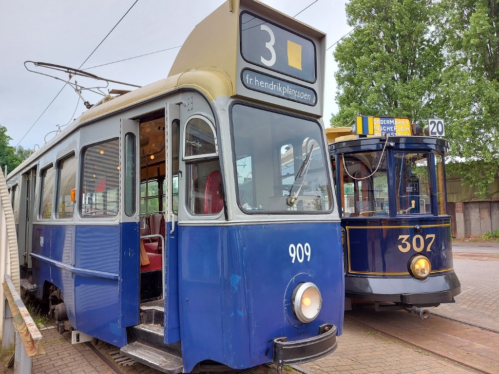 Museumtrams in avondlicht