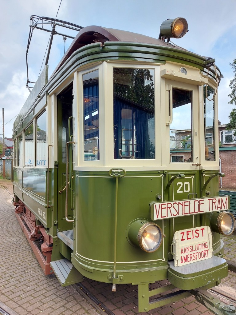 Museumtrams in de remise