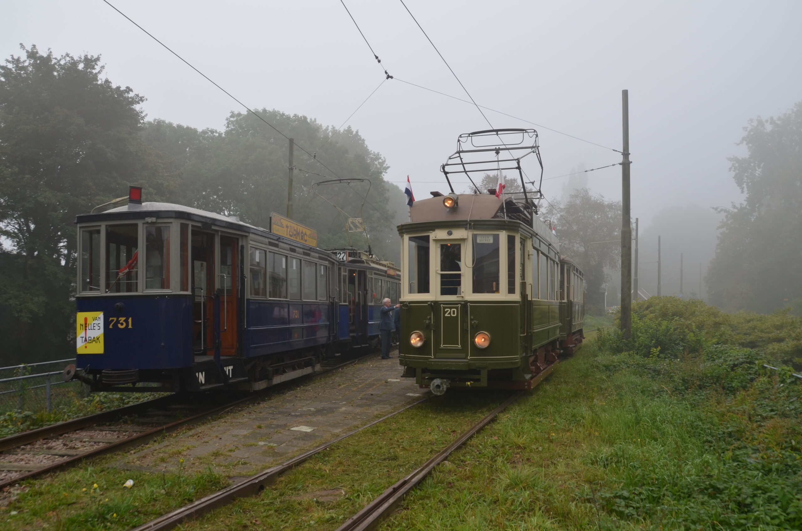 GVB 731 en NBM 20 passeren elkaar op de museumlijn