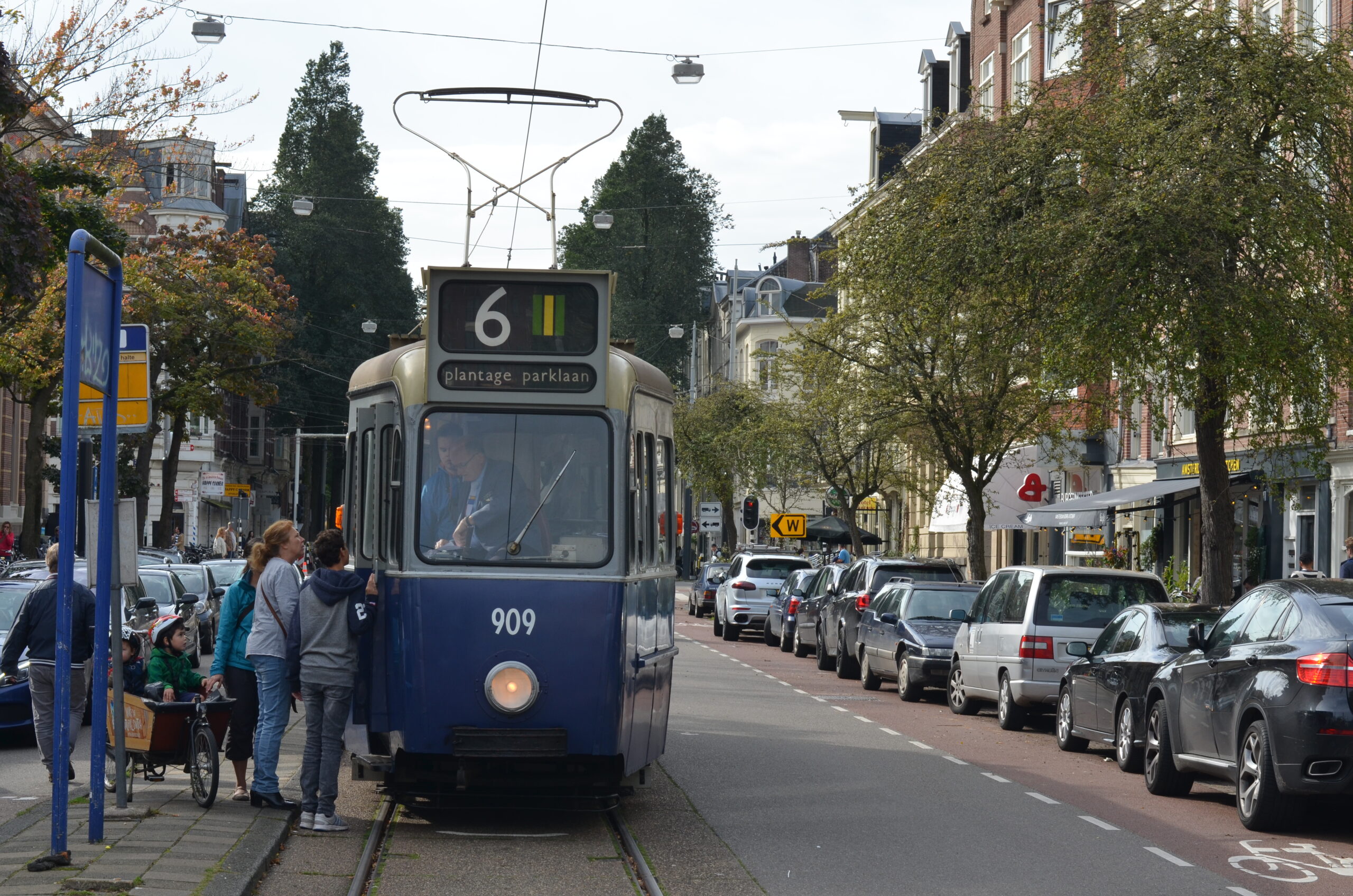 GVB 909 in de stad