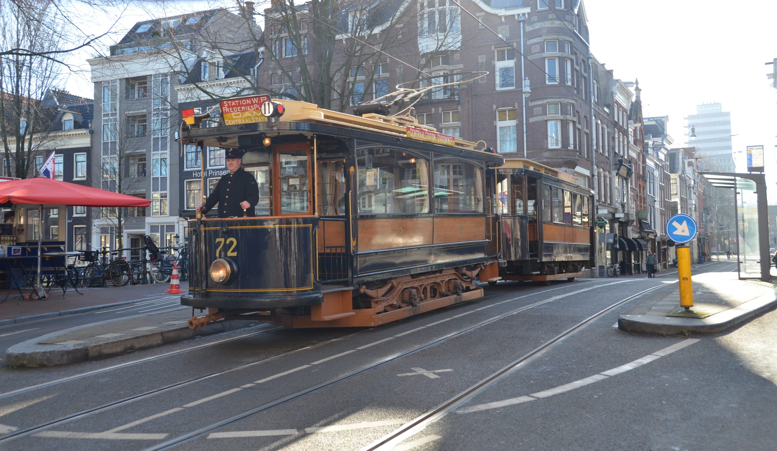 GVB 72 met open balkon