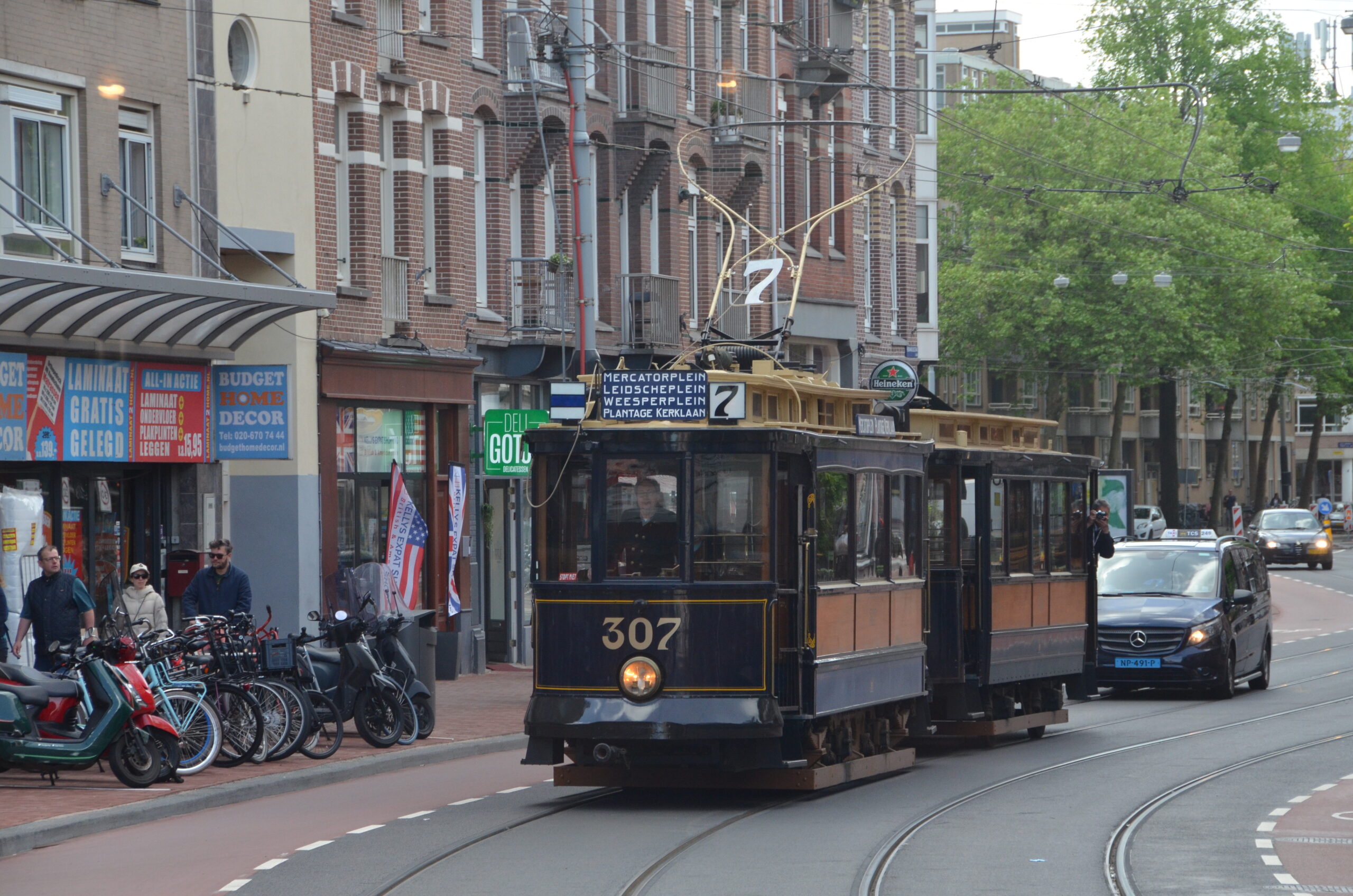GVB 307 in de stad