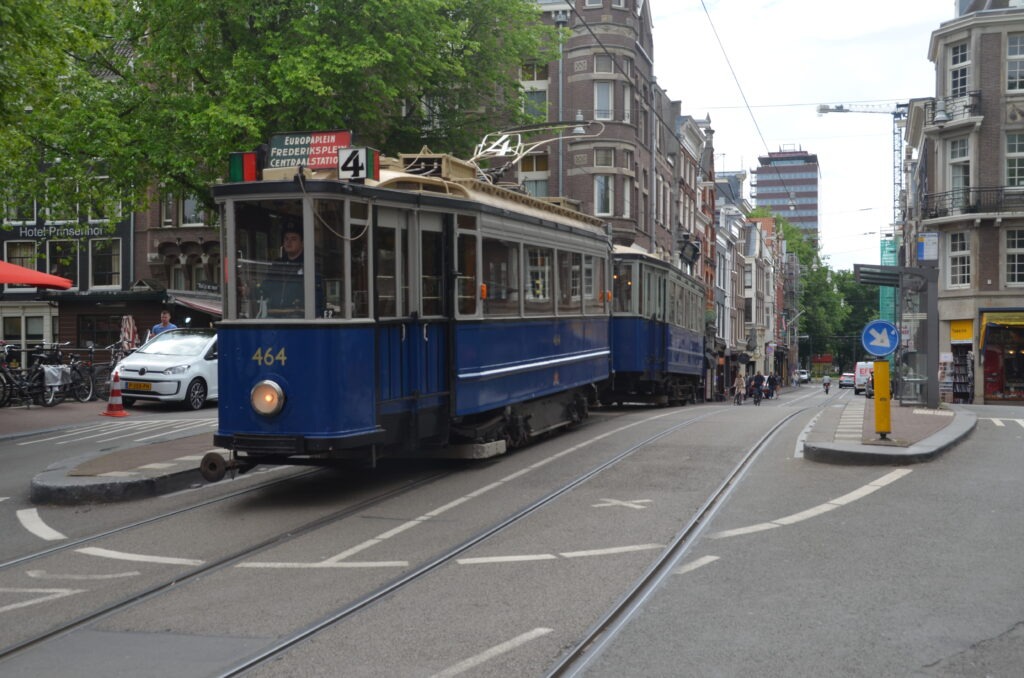 GVB 464 in de stad
