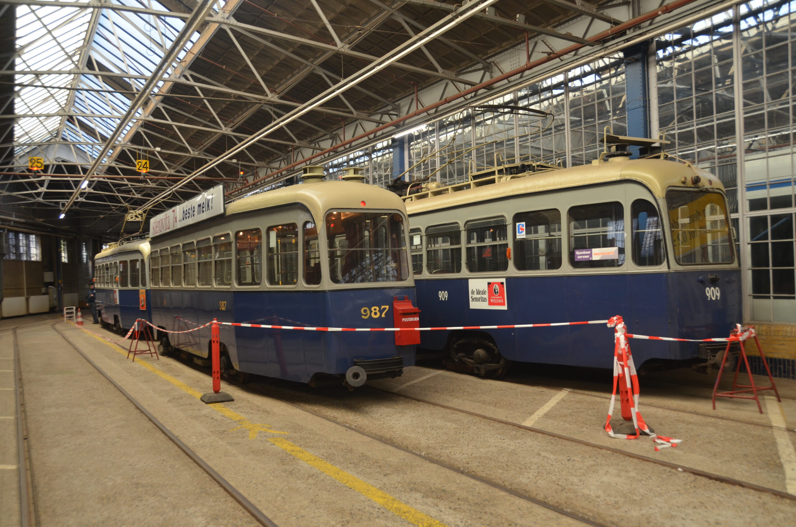 GVB 987 drieassige bijwagen in remise Lekstraat
