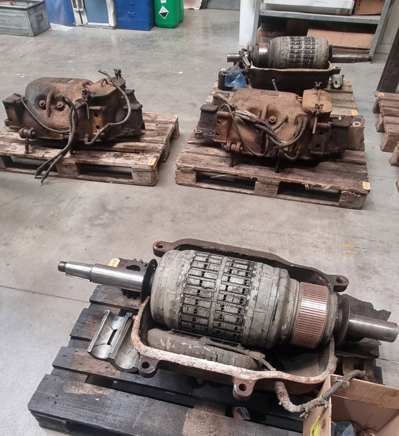 Opengewerkte motoren van motorwagen 72 op pallets