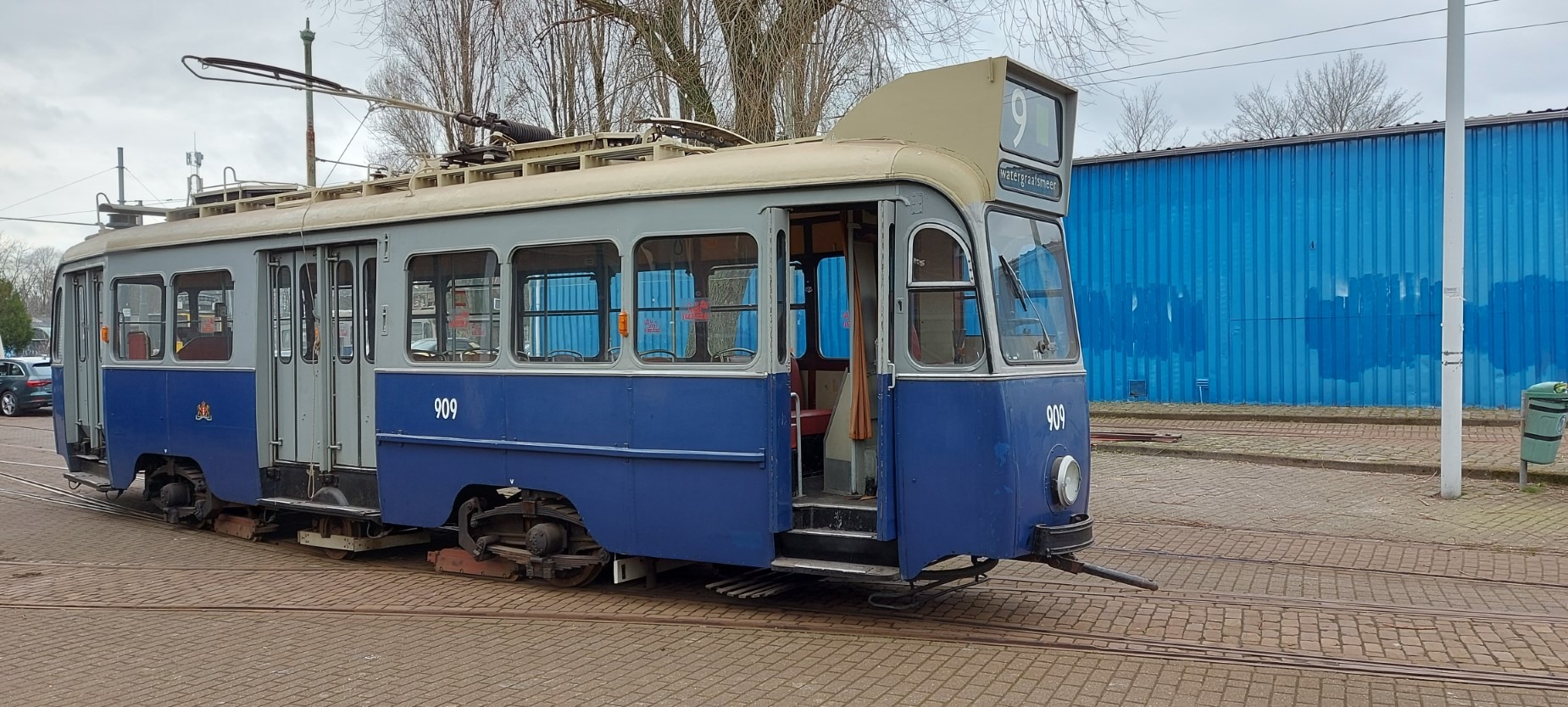 GVB 909 in de stad