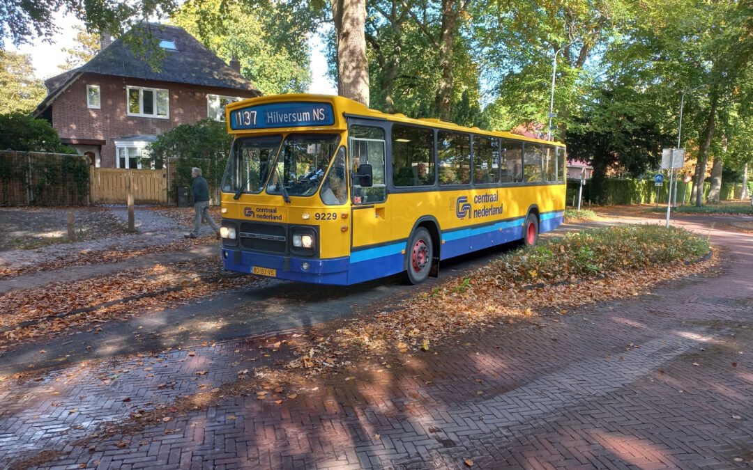 Historische bus op de Torenlaan in Laren