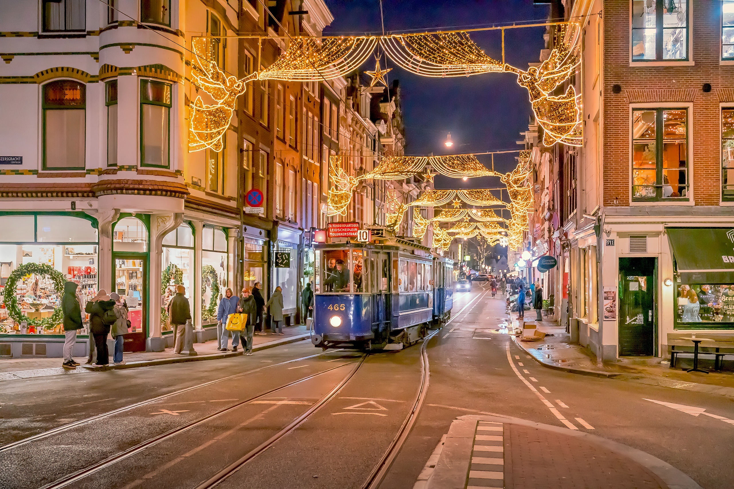 De verlichte historische tram GVB 465 in de Utrechtsestraat in Amsterdam